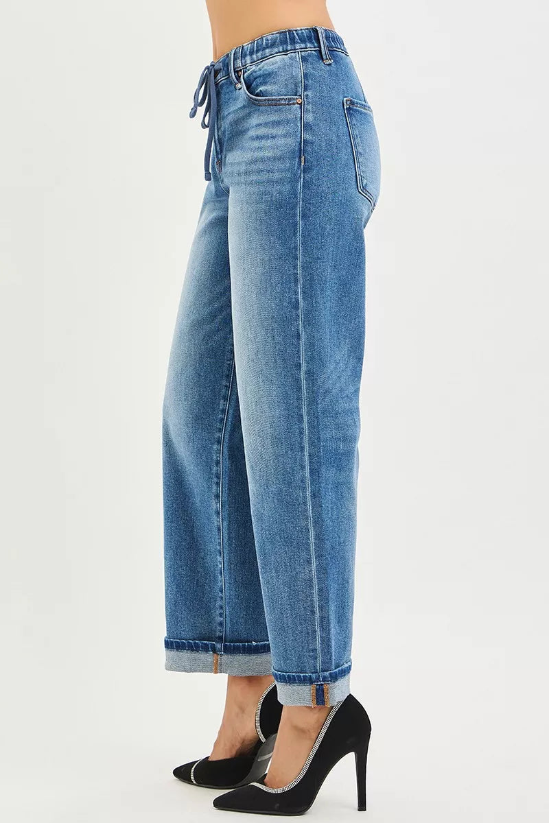 Seitenansicht: Medium-wash Boyfriend-Jeans mit elastischem Bund und umgeschlagenem Saum