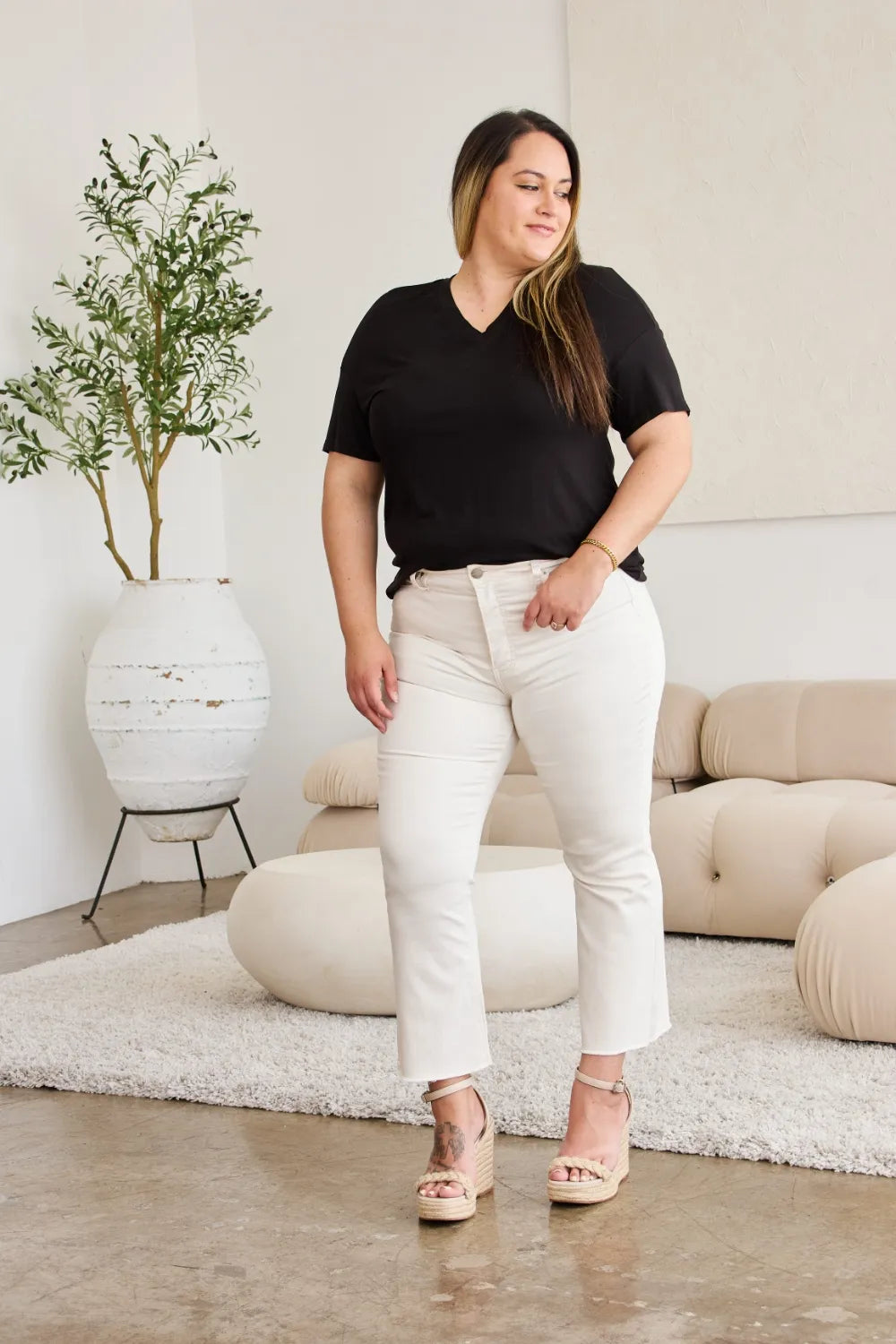 Off-white high-waist jeans with belt loops, raw hem, slim straight fit