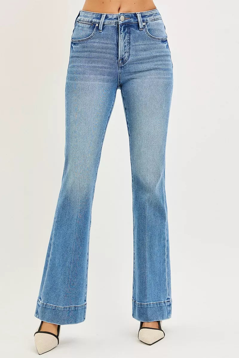 Mittelblaue Mid-Rise Flare-Jeans mit Knopf- und Reißverschluss vorn