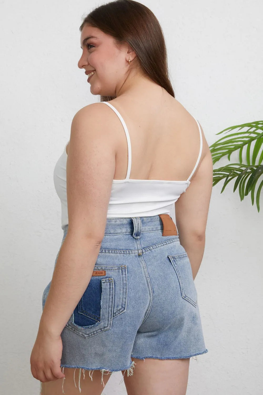 Camisola entallada blanca vista trasera con tirantes finos y espalda descubierta