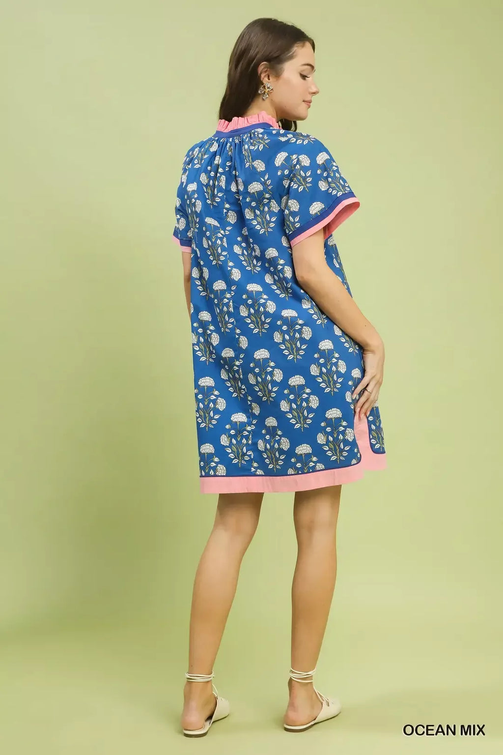 Blue floral shift dress, back view with short sleeves and pink-trim hem slit