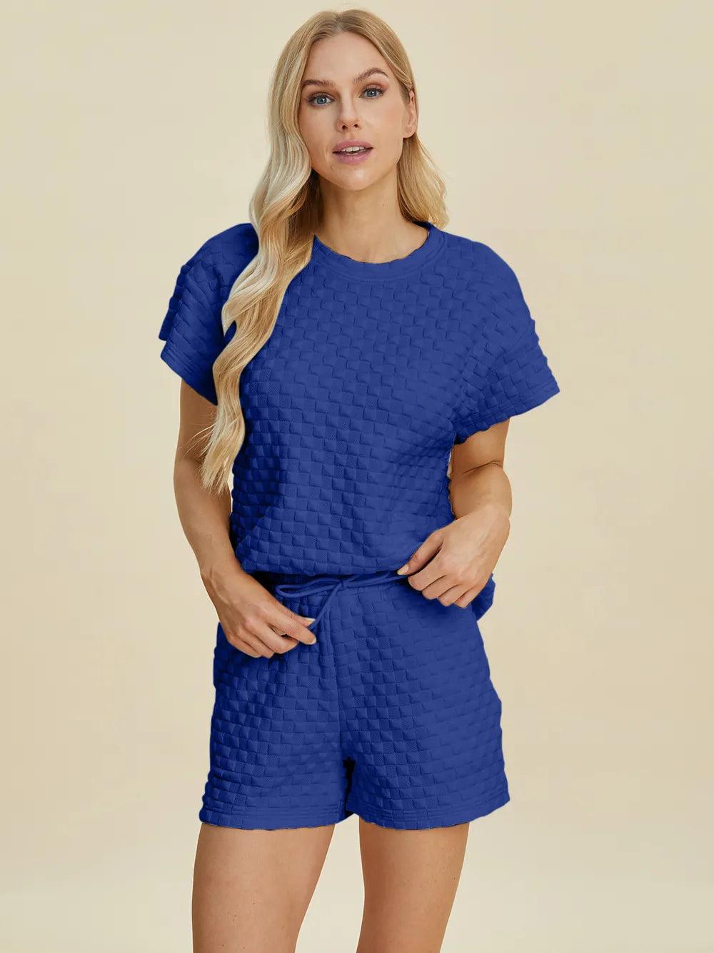 Kobaltblaues T-Shirt und Shorts-Set, gefaltete Textur, Seitansicht mit Kordelzug
