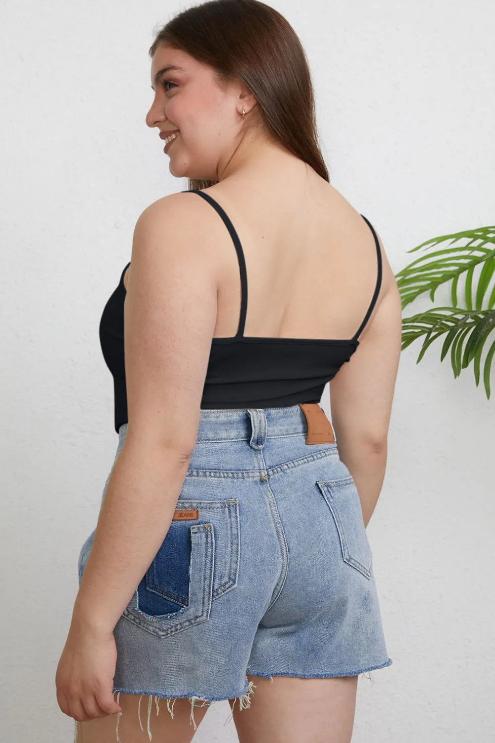 Schwarzes Camisole-Top: schmale Träger, taillierte Passform