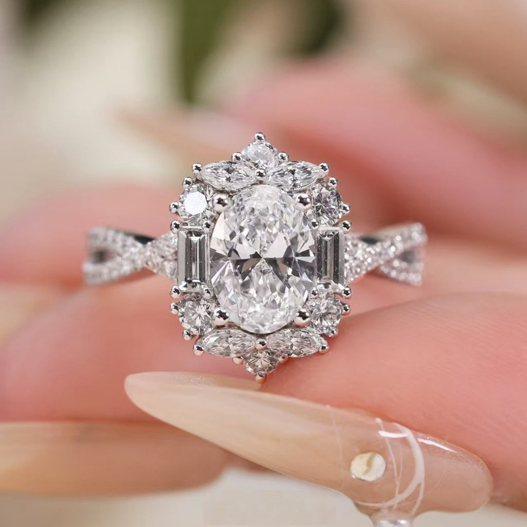 Moissanite-Solitärring in 925 Sterlingsilber mit quadratischem Kranz und funkelnden Steinen