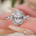 Moissanite-Solitärring in 925 Sterlingsilber mit quadratischem Kranz und funkelnden Steinen