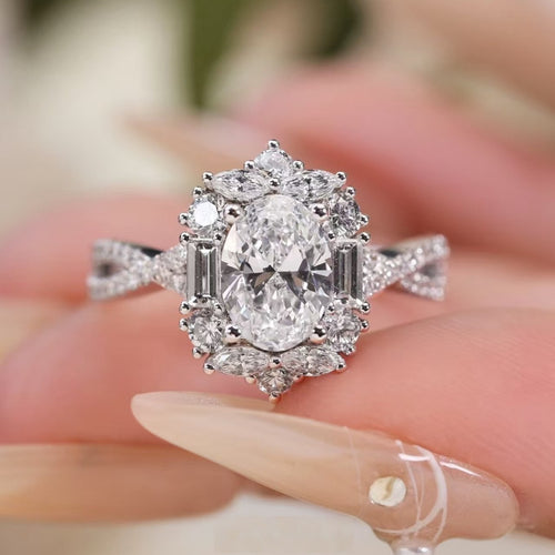 Moissanite-Solitärring in 925 Sterlingsilber mit quadratischem Kranz und funkelnden Steinen