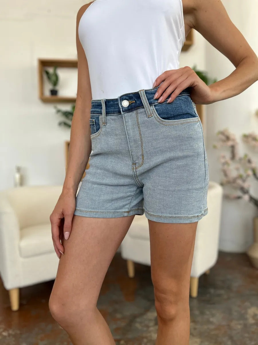 Jeansshorts Colorblock in Hell- und Mittelblau, Vorderansicht mit Knopfverschluss