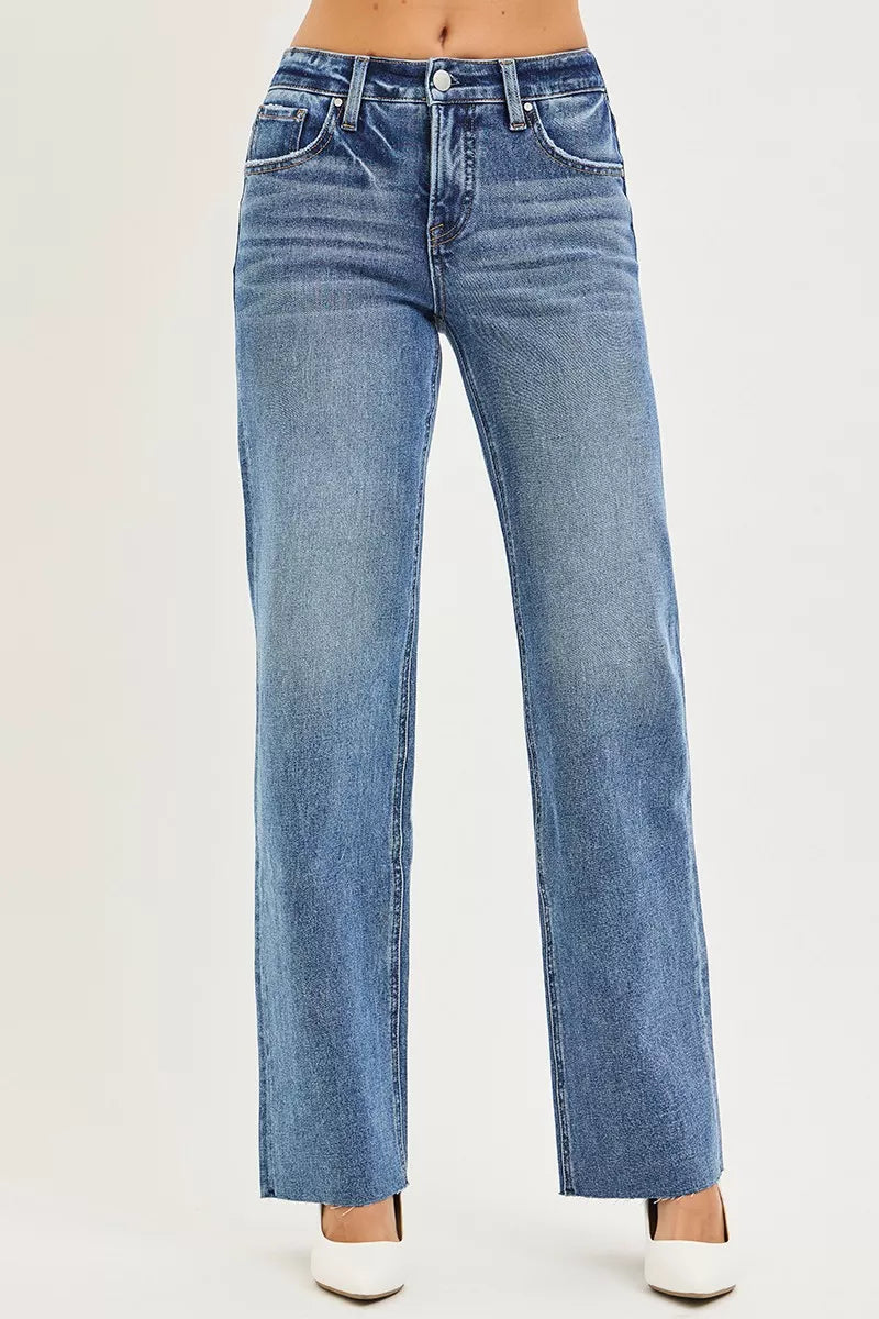Jeans in geradem Schnitt, mittelhoher Bund, Gürtelschlaufen, Knopf- und Reißverschluss