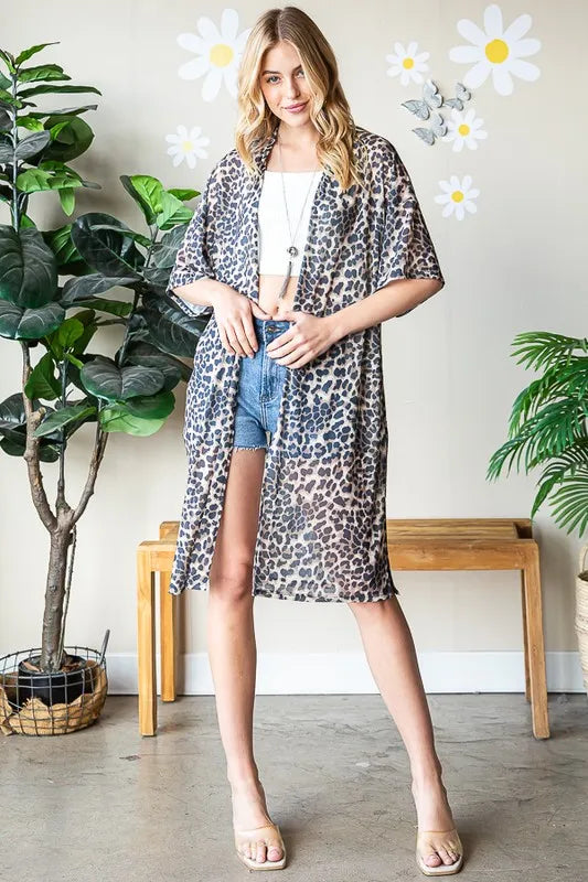 Plus-size offene Cardigan-Jacke in Taupe mit Leopardenmuster, ärmelloser Saum bis zum Knie