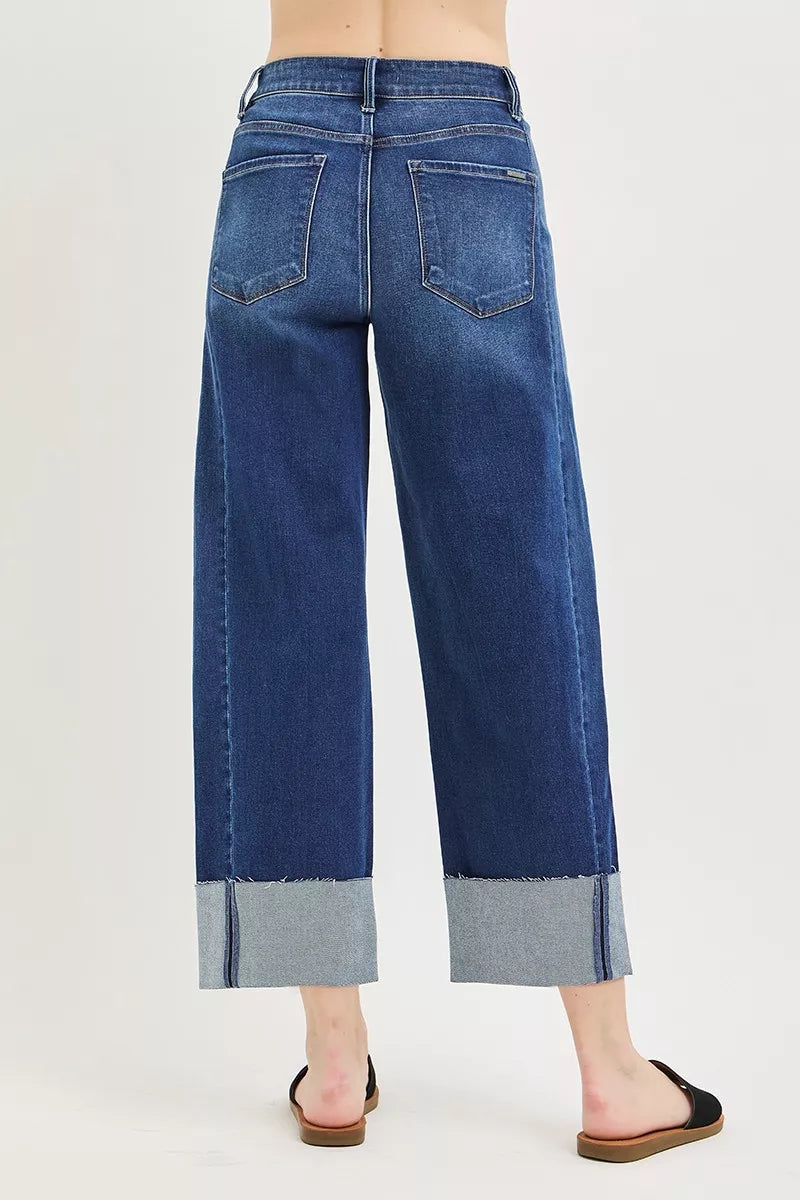 Dunkelblaue Jeans hinten mit Gesäßtaschen, weites Bein, hell abgesetzter Umschlag am Saum