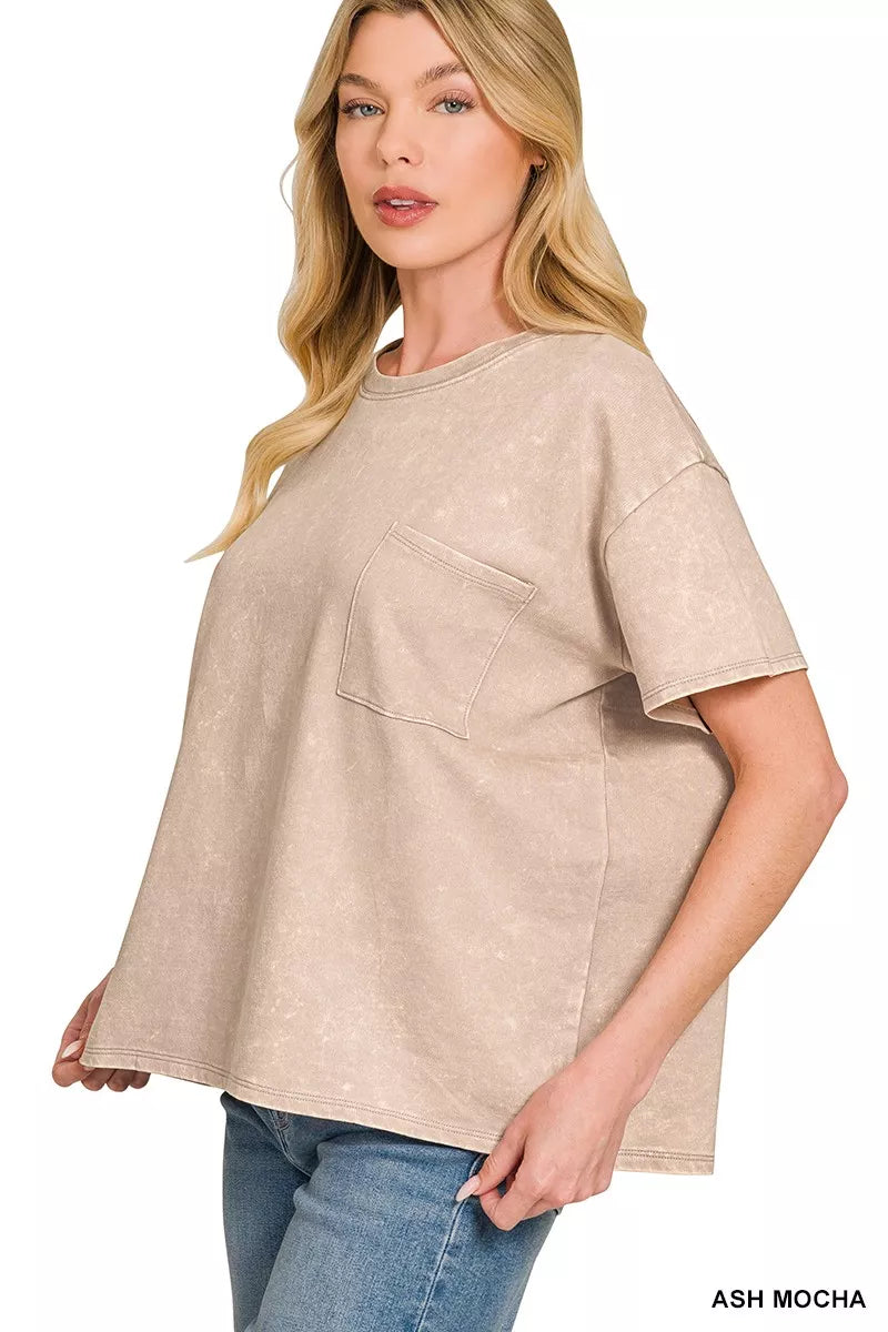 Relaxed tee in ASH MOCHA with chest pocket, short sleeves and acid-wash finish