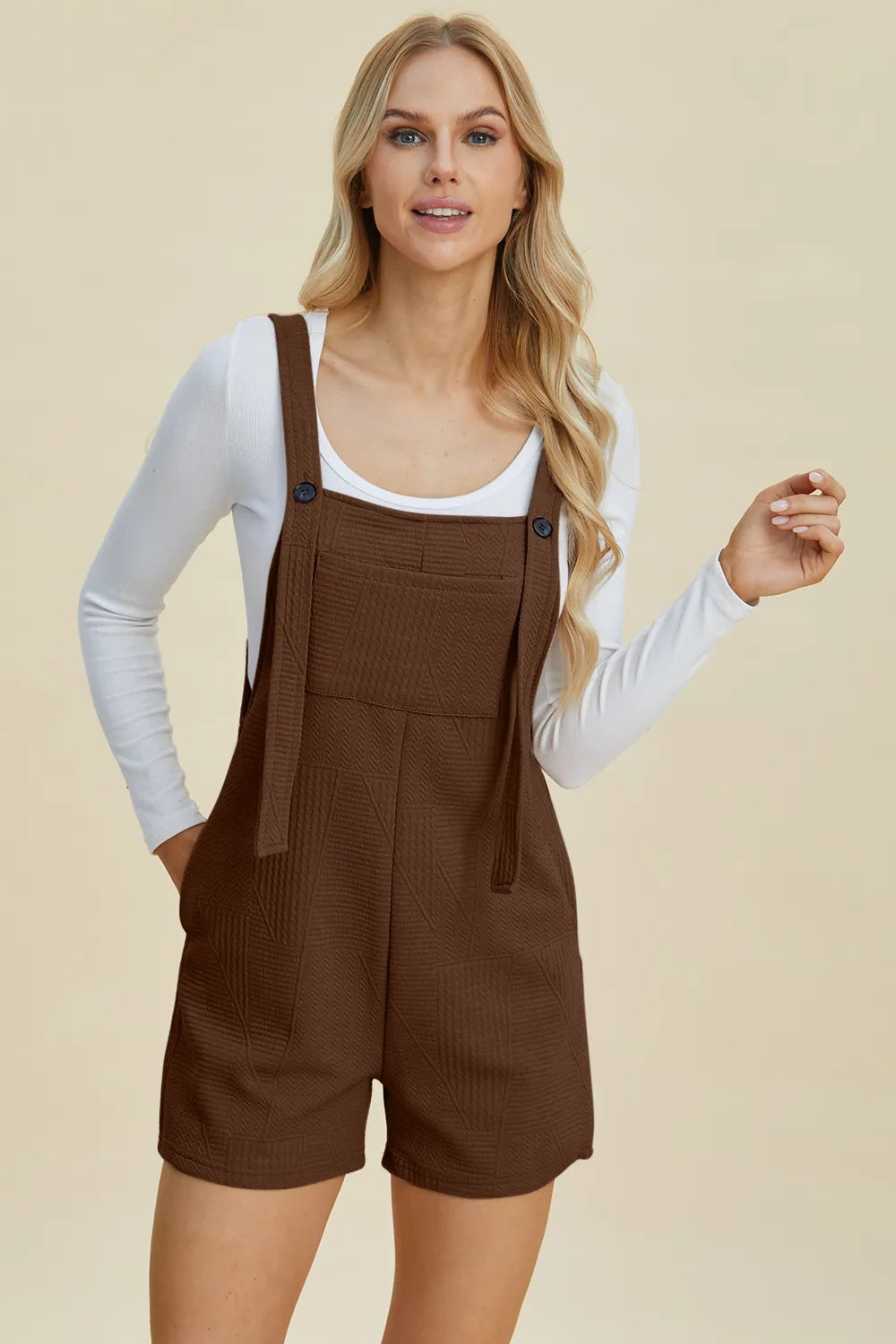 Double Take ärmelloser Textur-Romper in braun mit Latz-Design und kurzem Hosenbein