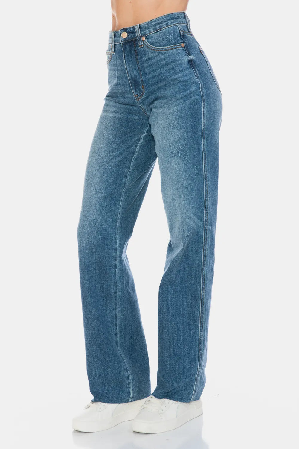 Straight Jeans vorne: Medium Wash, Knopfverschluss, Eingrifftaschen
