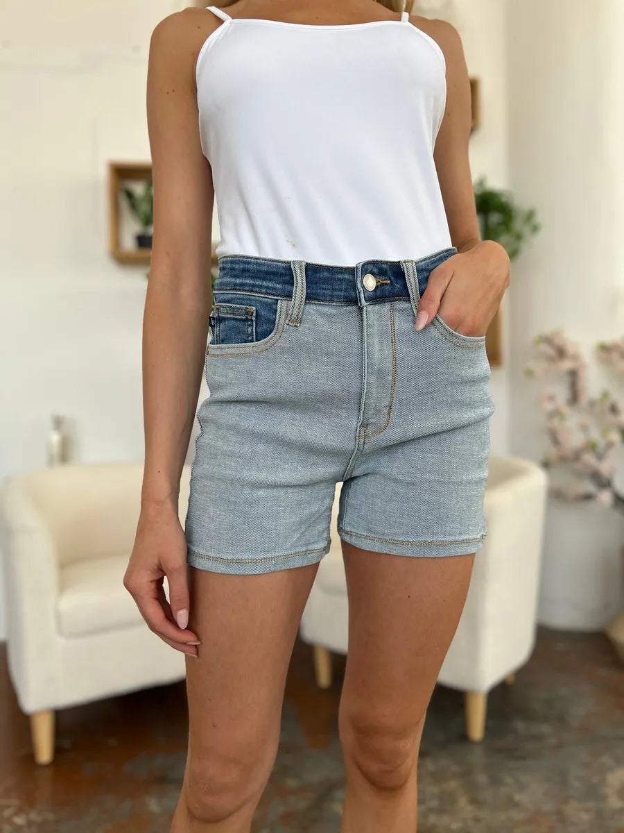 Jeansshorts Colorblock LT/MD, Vorderansicht mit Knopfverschluss und schmalem Bund