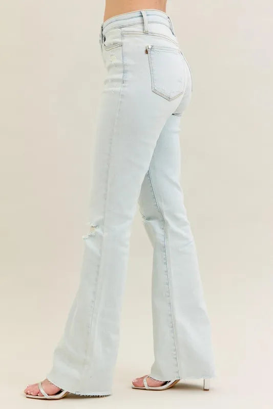 Light Bootcut Jeans seitlich hinten, Destroyed-Effekt und Gesäßtasche