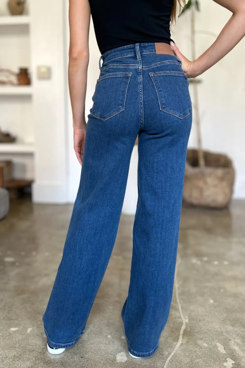 Judy Blue Full Size High Rise Straight Jeans, medium blau, hinten mit Taschen