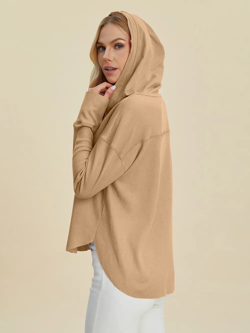 Camelfarbene Hoodie mit Kapuze, tiefem Schulterumbruch und High-Low-Saum.