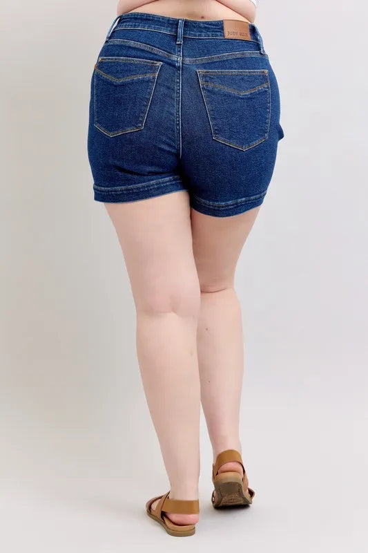 Rückansicht: dunkle Denim-Shorts mit hohem Bund, Plus Size, mittlere Naht und Taschen