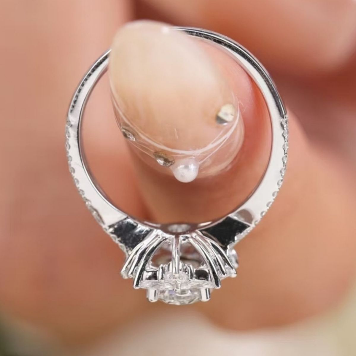 Unterseite des Rings: 925 Sterlingsilberfassung mit Steg und sichtbaren Krappen