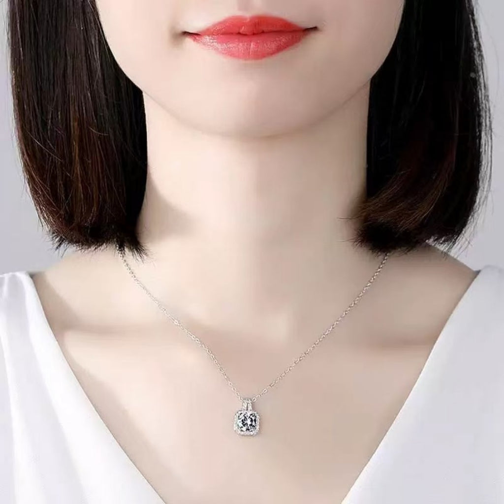 1-Carat Moissanite-Anhänger auf Sterlingsilberkette, tropfenförmiger Stein mit Pavé-Rand