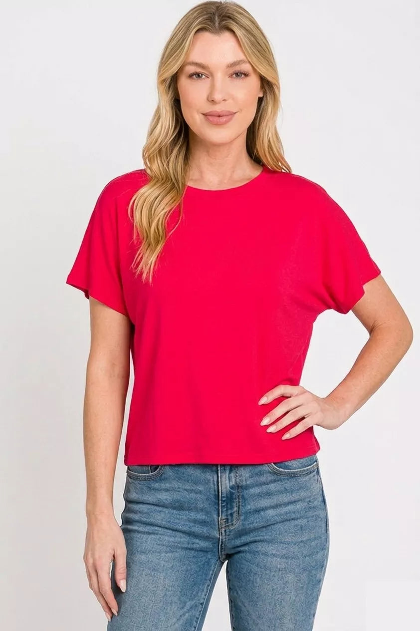 Ruby cropped T-shirt with round neck and short sleeves, straight hemline